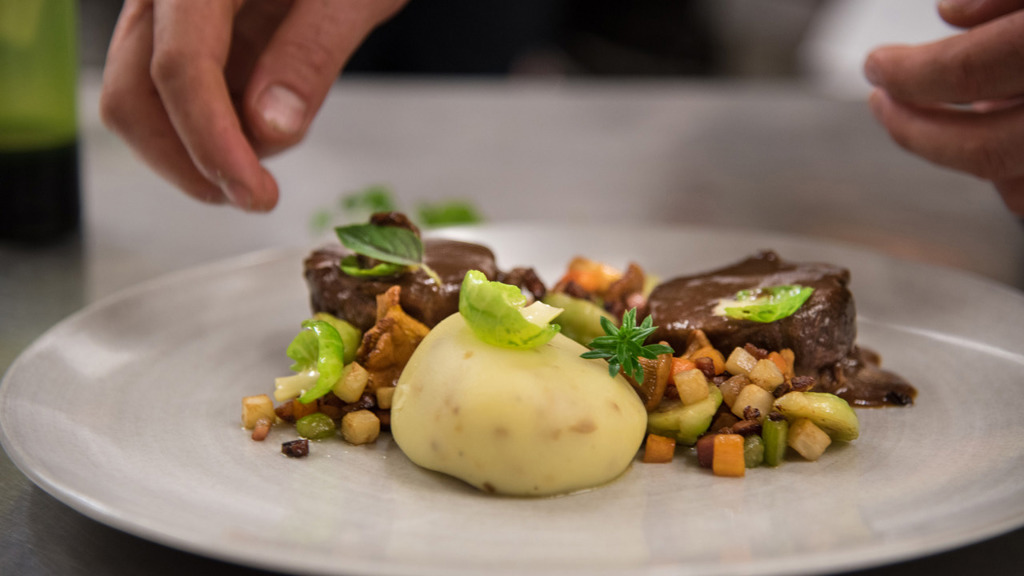 Recept na víkend: Dušená jehněčí plec s bramborovým pyré a kaštany Recept na víkend: Dušená jehněčí plec s bramborovým pyré a kaštany