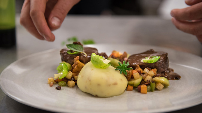 Recept na víkend: Dušená jehněčí plec s bramborovým pyré a kaštany Recept na víkend: Dušená jehněčí plec s bramborovým pyré a kaštany