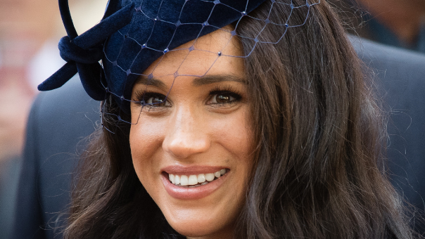 Meghan Markle
Za rebelku s velkým R můžeme označit bývalou herečku Meghan Markle. I když to chvilku vypadalo, že se s princem Harrym usadí ve Velké Británii a společně budou žít poklidným venkovským životem, opak se stal pravdou. V lednu 2020 Meghan s Harrym oznámili, že se vzdávají role předních členů královské rodiny a chtějí pracovat, aby se stali finančně nezávislými. Krátce nato se rodina přestěhovala do slunné Kalifornie a vzdálila se záři reflektorů. V současné době se pár těší na příchod druhého miminka.
Mimochodem již brzy bude zveřejněn otevřený rozhovor, ve kterém Meghan a prince Harryho vyzpovídala Oprah Winfrey. Už teď to vypadá, že zamilovaný pár bude odpovídat velmi upřímně a bez zbytečného patosu.