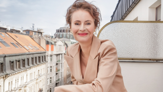 Je jednou z nejobsazovanějších českých hereček. V kariéře Lenku Dolanskou Vlasákovou nezbrzdilo ani to, když se v průběhu let stala čtyřnásobnou mámou. Říká, že ji mateřství dobíjí a troufla by si přivítat do rodiny další dítě, které v životě nemělo štěstí na rodinu. S Janem Dolanským už skoro dvacet let působí jako reklama na spokojený vztah. Loni v létě ho navíc stvrdili manželským slibem.