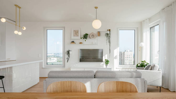 Zásadním úkolem pro architekty bylo navrhnout rodině dostatek úložných prostor v celém bytě Zásadním úkolem pro architekty bylo navrhnout rodině dostatek úložných prostor v celém bytě