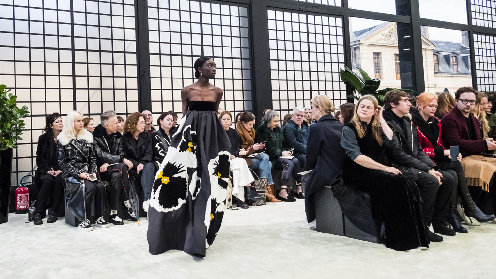 25 šatů z fashion weeků, které jsou žhavými favority na červený koberec