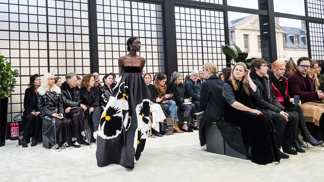 25 šatů z fashion weeků, které jsou žhavými favority na červený koberec