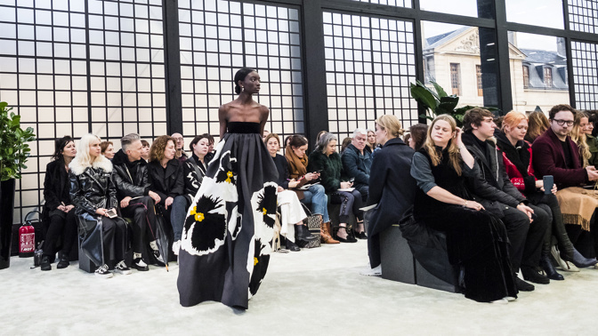 25 šatů z fashion weeků, které jsou žhavými favority na červený koberec