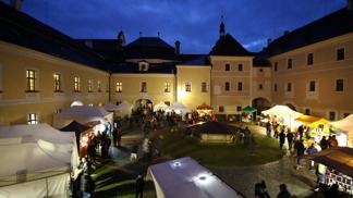 Tady advent opravdu září: Zámek Žďár promění tmu v kouzelnou hru světel a emocí