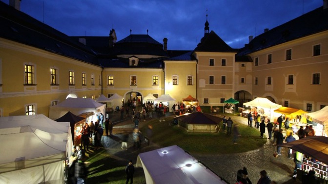 Tady advent opravdu září: Zámek Žďár promění tmu v kouzelnou hru světel a emocí