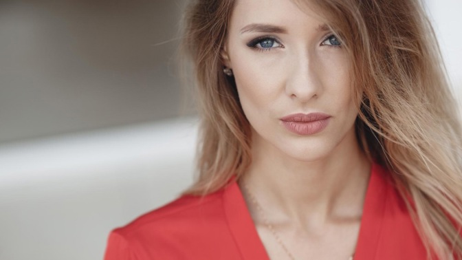 Rozmazané textury, matné rty a výrazné oční stíny. To jsou některé z beauty trendů pro rok 2026. 
