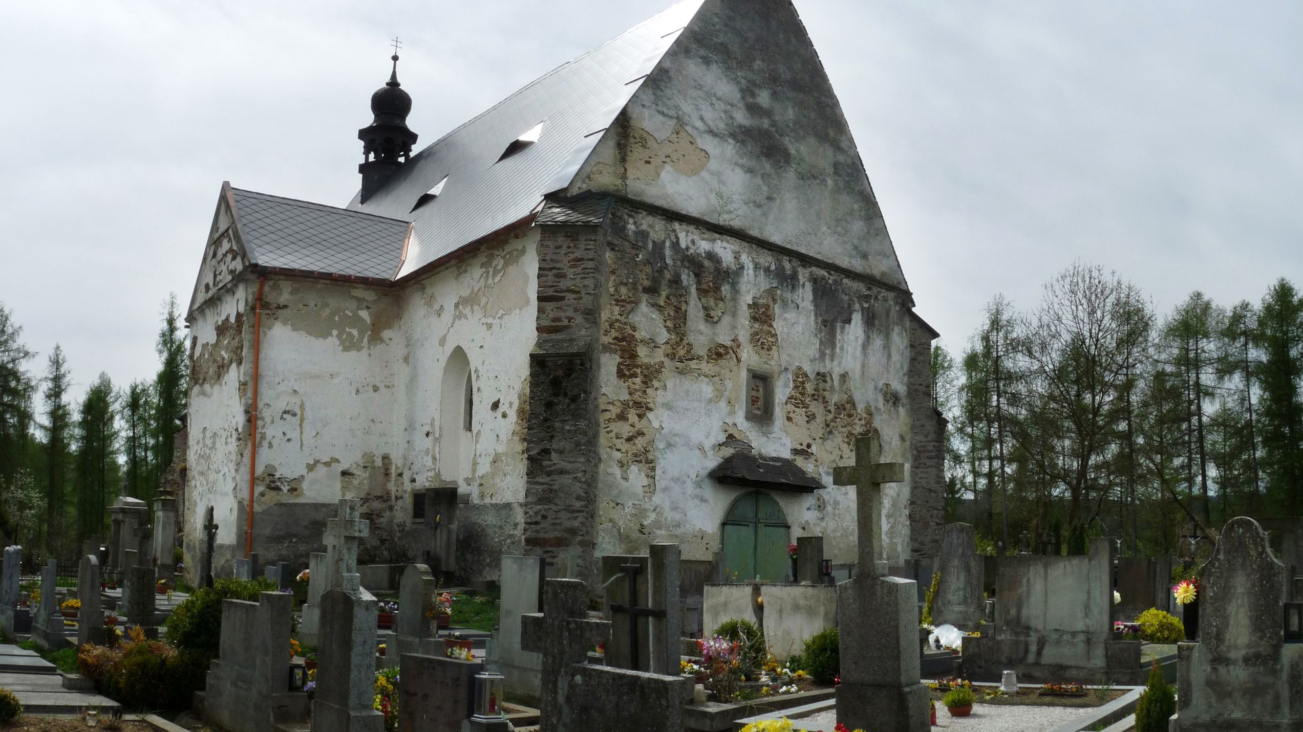 Kostel sv. Maří Magdaleny na Velhartickém hřbitově.
