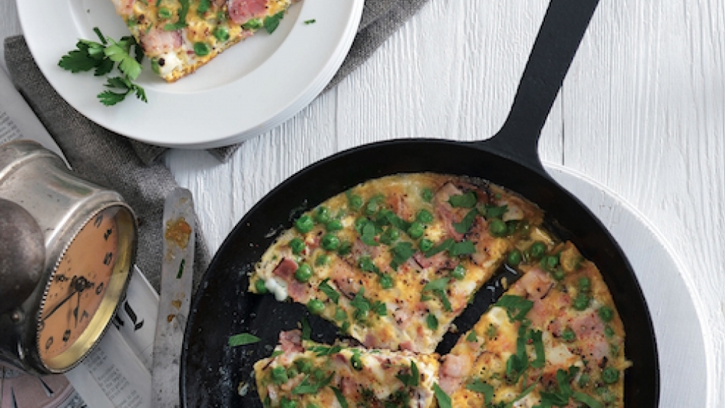 VÍKENDOVÁ SNÍDANĚ: Frittata se slaninou a hráškem VÍKENDOVÁ SNÍDANĚ: Frittata se slaninou a hráškem