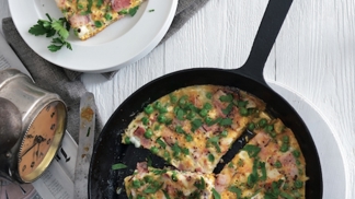 VÍKENDOVÁ SNÍDANĚ: Frittata se slaninou a hráškem