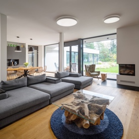 Rodinný dům na okraji Prahy navrhli architekti Ing. arch. Jiří Košťál a Ing. arch. Tomáš Durdis, Ph.D. z ateliéru Studio AM, který letos slaví třicet let fungování. Rodinný dům na okraji Prahy navrhli architekti Ing. arch. Jiří Košťál a Ing. arch. Tomáš Durdis, Ph.D. z ateliéru Studio AM, který letos slaví třicet let fungování.