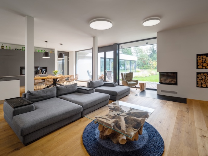 Rodinný dům na okraji Prahy navrhli architekti Ing. arch. Jiří Košťál a Ing. arch. Tomáš Durdis, Ph.D. z ateliéru Studio AM, který letos slaví třicet let fungování. 