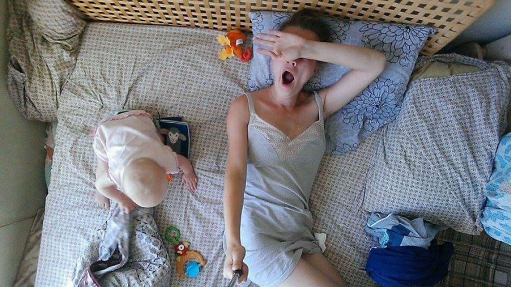 Vtipná fotogalerie: Maminka odhaluje realitu mateřství – pomocí selfie tyče