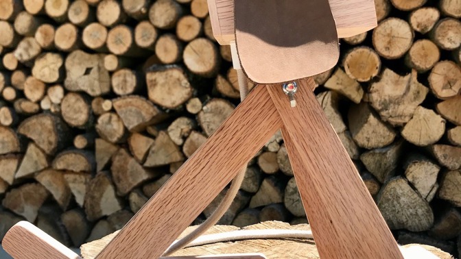 Funkční minimalismus a jednoduché linie. To je lampička Woody, kterou se rozhodl se svým tatínkem vyrábět Matěj Jadroň.
