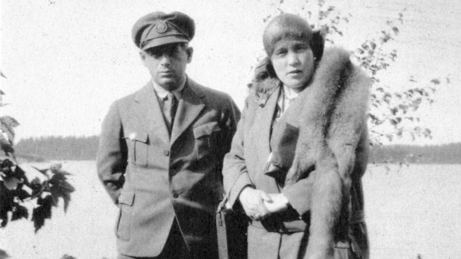 Fotografie finské kurtizány Minny Craucher a řidiče Borise Wolkowskiho.
