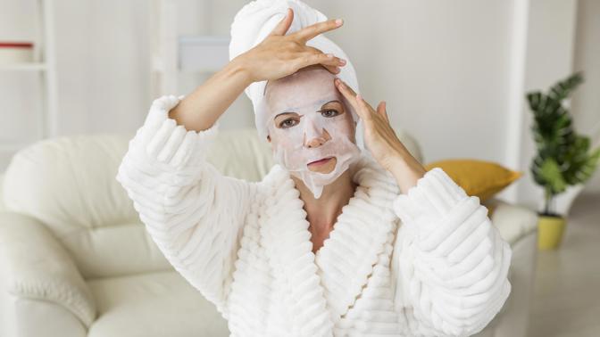 žena aplikuje pleťovou masku na obličej