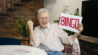 žena hraje bingo