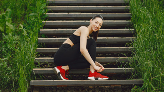 Žena cvičí na schodech
Žena cvičí na schodech