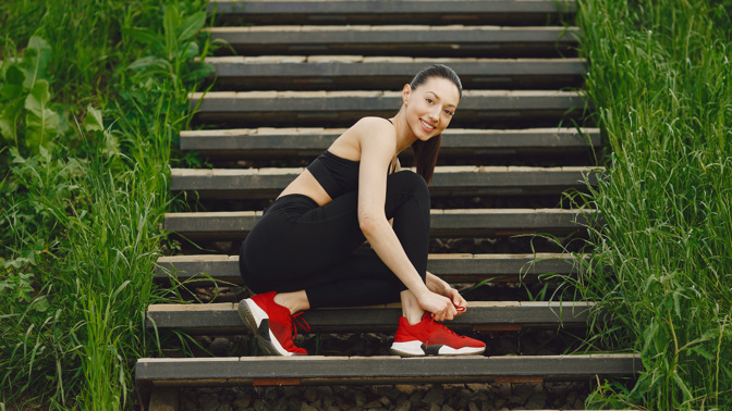 Žena cvičí na schodech
