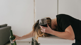 “Aleno, pokud nepřestaneš pít, budu to řešit,” píše ženě svého syna Marie. Sleduje, jak její snachu ovládá démon alkohol a ohrožuje vnučku