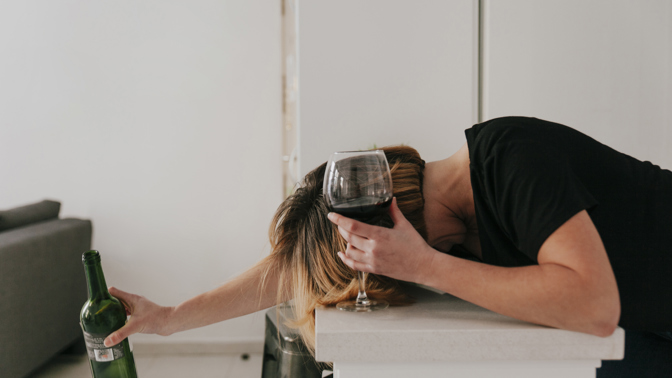 “Aleno, pokud nepřestaneš pít, budu to řešit,” píše ženě svého syna Marie. Sleduje, jak její snachu ovládá démon alkohol a ohrožuje vnučku