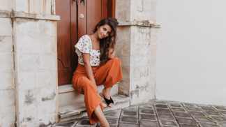 Capri kalhoty jsou nyní opět trendy a sluší i ženám, které se jim dříve vyhýbaly. 

