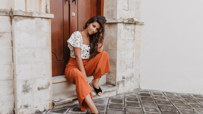 Capri kalhoty jsou nyní opět trendy a sluší i ženám, které se jim dříve vyhýbaly. 
