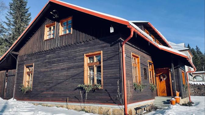110 let stará škola: Hudba, sauna a výhledy, na které nezapomenete. Objevte starou školu Gruň v Beskydech