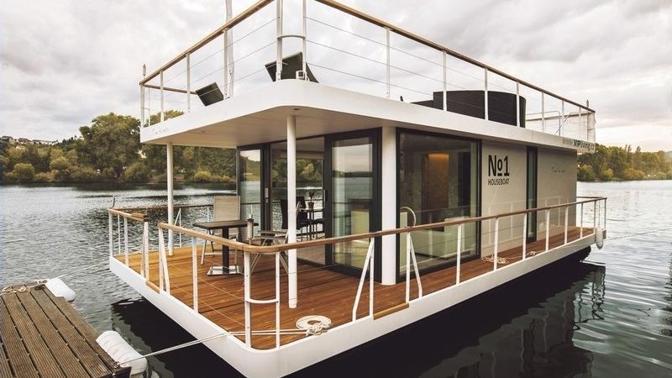 VIPLiving Houseboat
