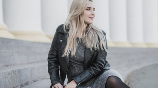 žena plus size velikosti sedí na schodech
