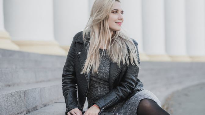 žena plus size velikosti sedí na schodech