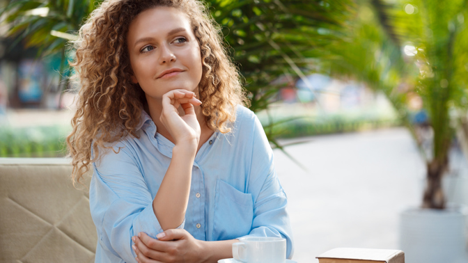 přemýšlející žena