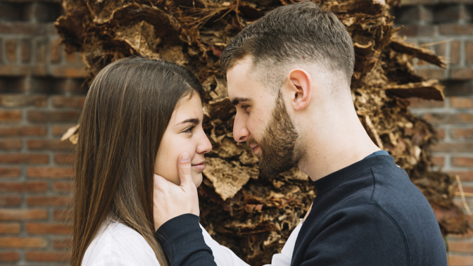 young-couple-love-front-tree.jpg 