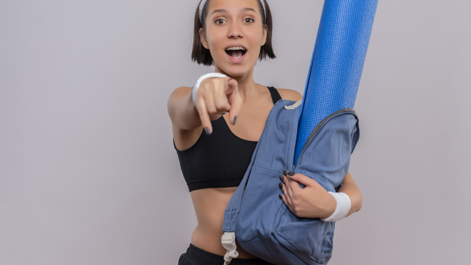 žena s karimatkou