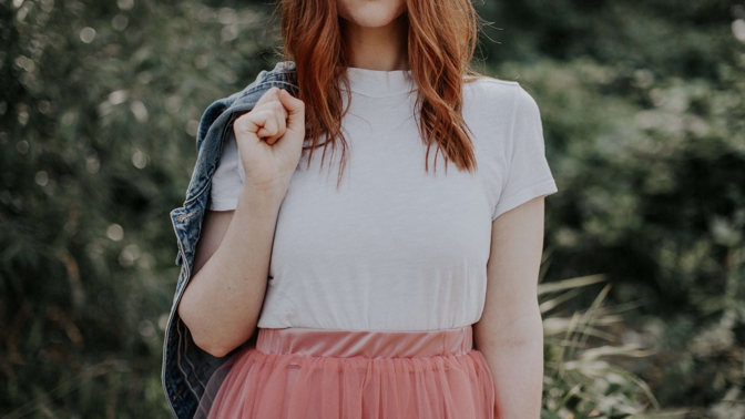 I bílé basic tričko může být právoplatnou součástí svátečního outfitu. 
