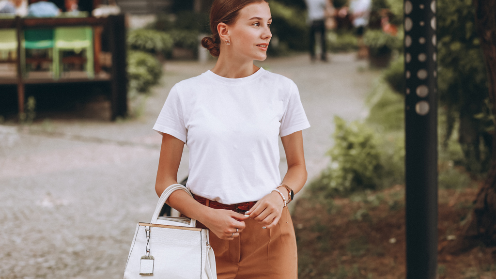 Basic tričko je základním kouskem za pár korun, s jehož pomocí vykouzlíte stylové jarní outfity. 
