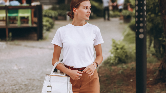 Basic tričko je základním kouskem za pár korun, s jehož pomocí vykouzlíte stylové jarní outfity.
Basic tričko je základním kouskem za pár korun, s jehož pomocí vykouzlíte stylové jarní outfity.