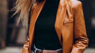 Kožená saka jsou jedním z vintage trendů, které se v roce 2026 hojně vrací.
Kožená saka jsou jedním z vintage trendů, které se v roce 2026 hojně vrací.
