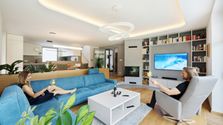 Majitelé se po 25 letech rozhodli pro kompletní rekonstrukci a oslovili architekta, kterému dali volnou ruku. Výsledkem je elegantní a nadčasový interiér, který spojuje přírodní materiály, funkční design a prvky, které jen tak nevyjdou z módy. 
