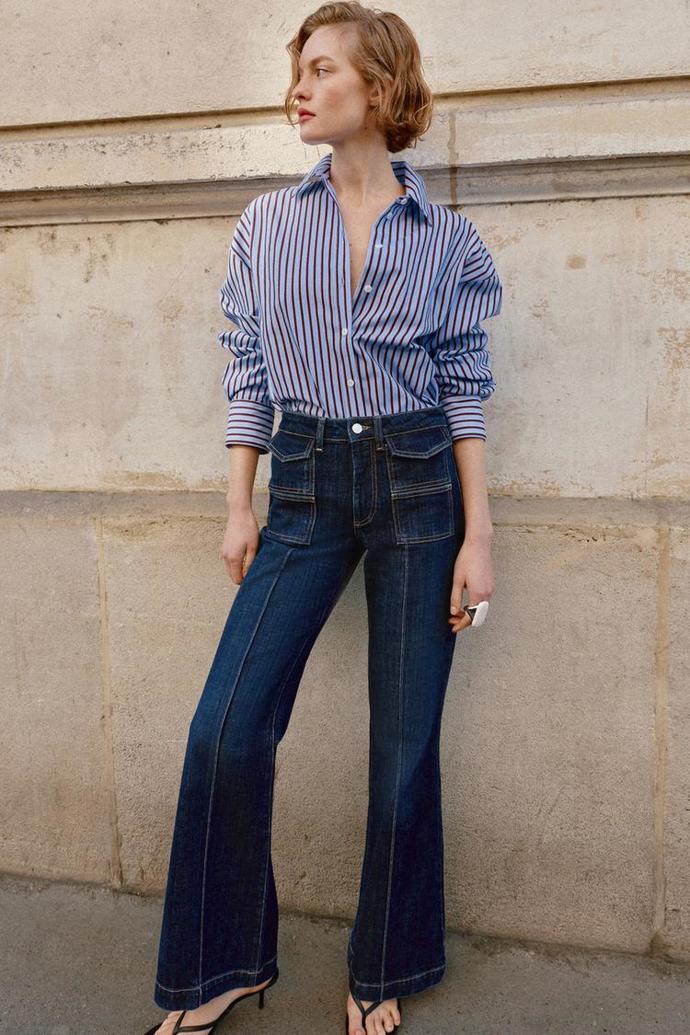 Trendy jsou pruhované džíny, klasičtějším variantám ale dodají prázdninový šmrnc naopak pruhované košile. Džíny bootcut s vysokým pasem a puky, Zara, 999 Kč