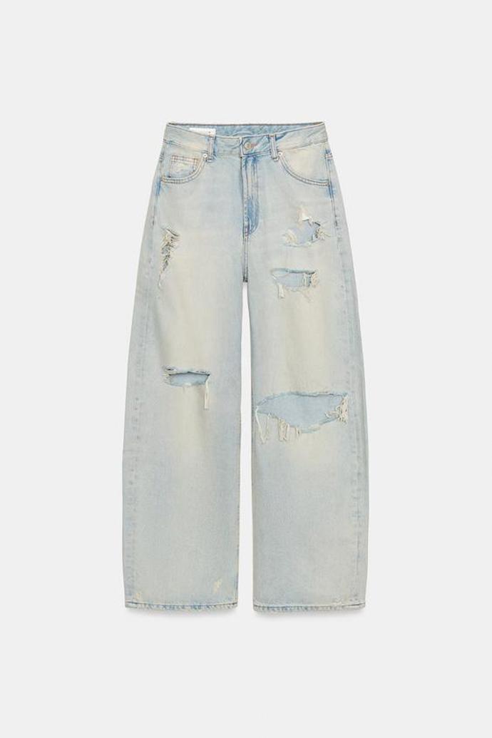 Návrhářka radí vyhnout se také denimu s umělým narušením. Džíny s roztrháním, Zara, 999 Kč