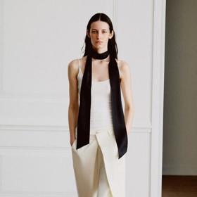 Monochromatický look ozvláštní střih, ale také kontrastní doplňky i kombinace různých struktur a materiálů. Variantou je i styling tón v tónu.