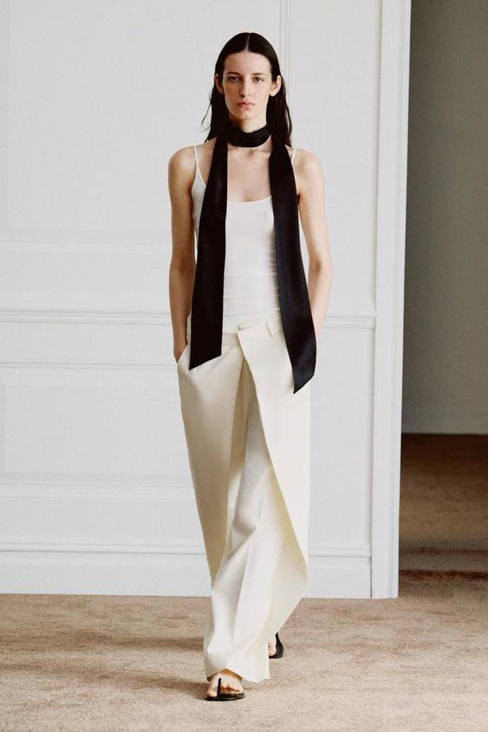 Monochromatický look ozvláštní střih, ale také kontrastní doplňky i kombinace různých struktur a materiálů. Variantou je i styling tón v tónu.