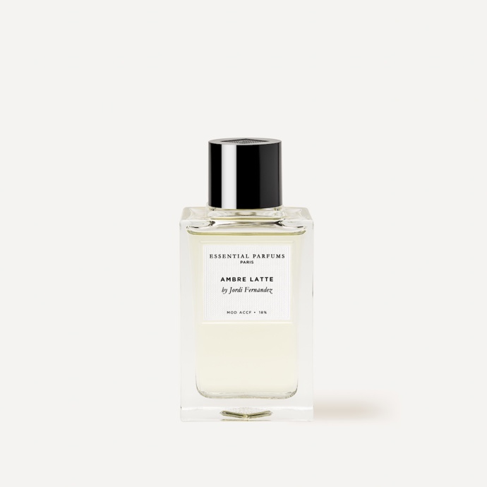 Srdce vůně Ambré Latte od Essential Parfums tvoří akord inspirovaný pěnou mandlového latte, v němž se propojují sametová vanilka, benzoin a pražené tonka boby s jemně karamelizovanými tóny připomínajícími hutné ‚dulce de leche‘. Tento elegantní gurmánský podpis doplňuje strukturované ambrově-dřevité jádro, vytvořené trojicí ikonických molekul typických pro styl parfumáře Jordiho Fernandeze: Georgywood. Ten vůni popisuje jako „vysoce návykovou omamnou kompozici jeho oblíbených ambrových dřev, zahalených do lahodného víru mandlového mléka. Karamel, tonka, vanilka a benzoin dodávají této krémové mlze neodolatelný a nezapomenutelný podpis. Je to vůně, která vás přitáhne… a už nepustí.“ Intenzivní parfém s dlouhou výdrží pořídíte za 2 350 Kč.