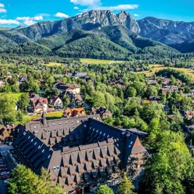 Vypadá jako tradiční horská stavba, uvnitř ale překvapí současným designem. Hotel v Zakopaném patří k nejkrásnějším v Polsku