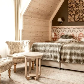 Vypadá jako tradiční horská stavba, uvnitř ale překvapí současným designem. Hotel v Zakopaném patří k nejkrásnějším v Polsku