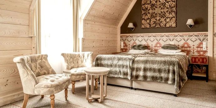 Vypadá jako tradiční horská stavba, uvnitř ale překvapí současným designem. Hotel v Zakopaném patří k nejkrásnějším v Polsku