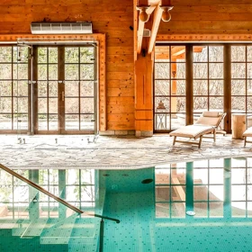 Vypadá jako tradiční horská stavba, uvnitř ale překvapí současným designem. Hotel v Zakopaném patří k nejkrásnějším v Polsku