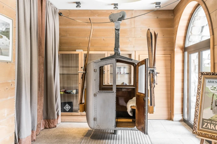 Vypadá jako tradiční horská stavba, uvnitř ale překvapí současným designem. Hotel v Zakopaném patří k nejkrásnějším v Polsku