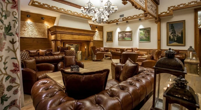 Vypadá jako tradiční horská stavba, uvnitř ale překvapí současným designem. Hotel v Zakopaném patří k nejkrásnějším v Polsku